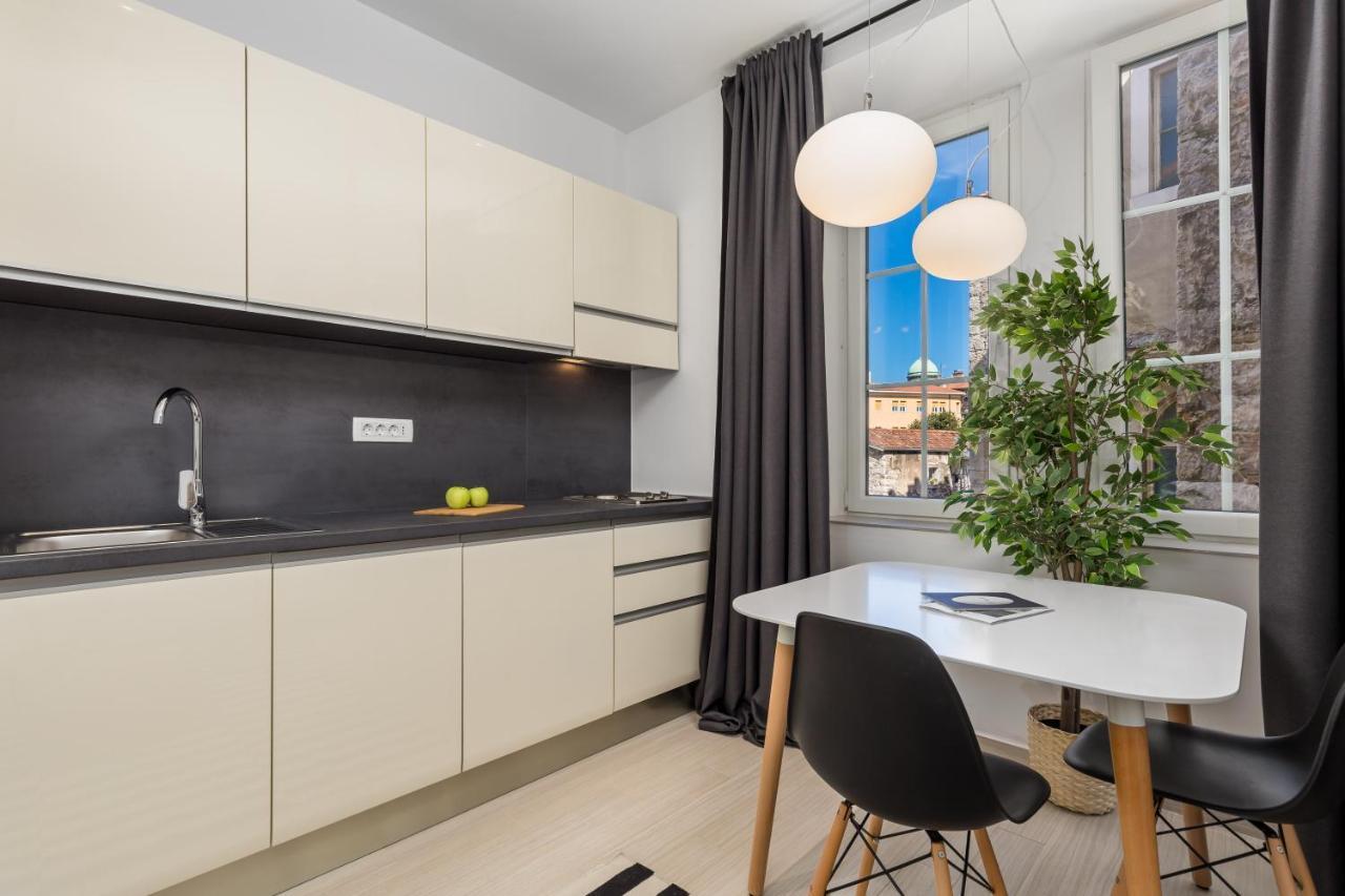 Apartments Harbour View Рийека Екстериор снимка