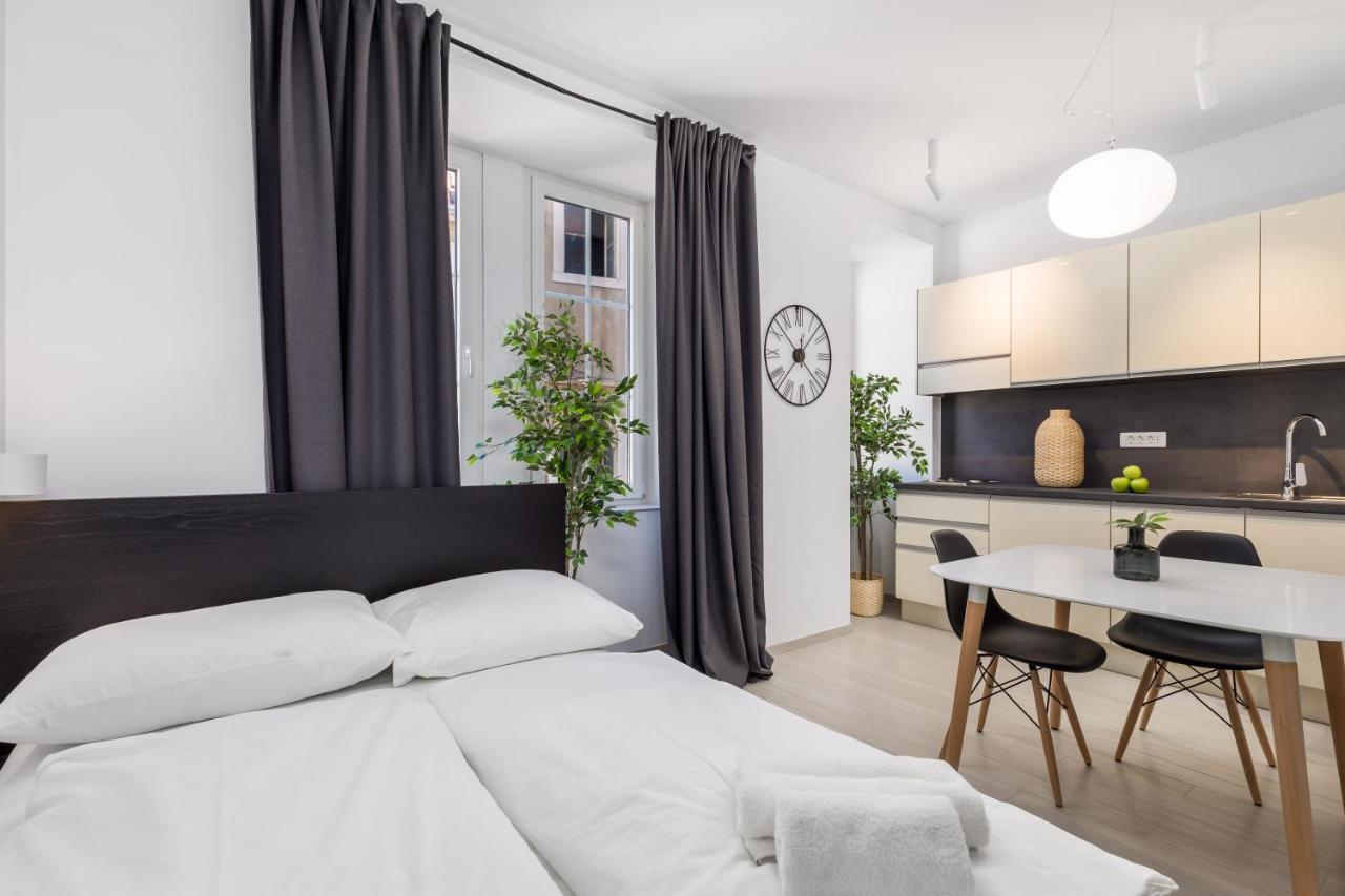 Apartments Harbour View Рийека Екстериор снимка
