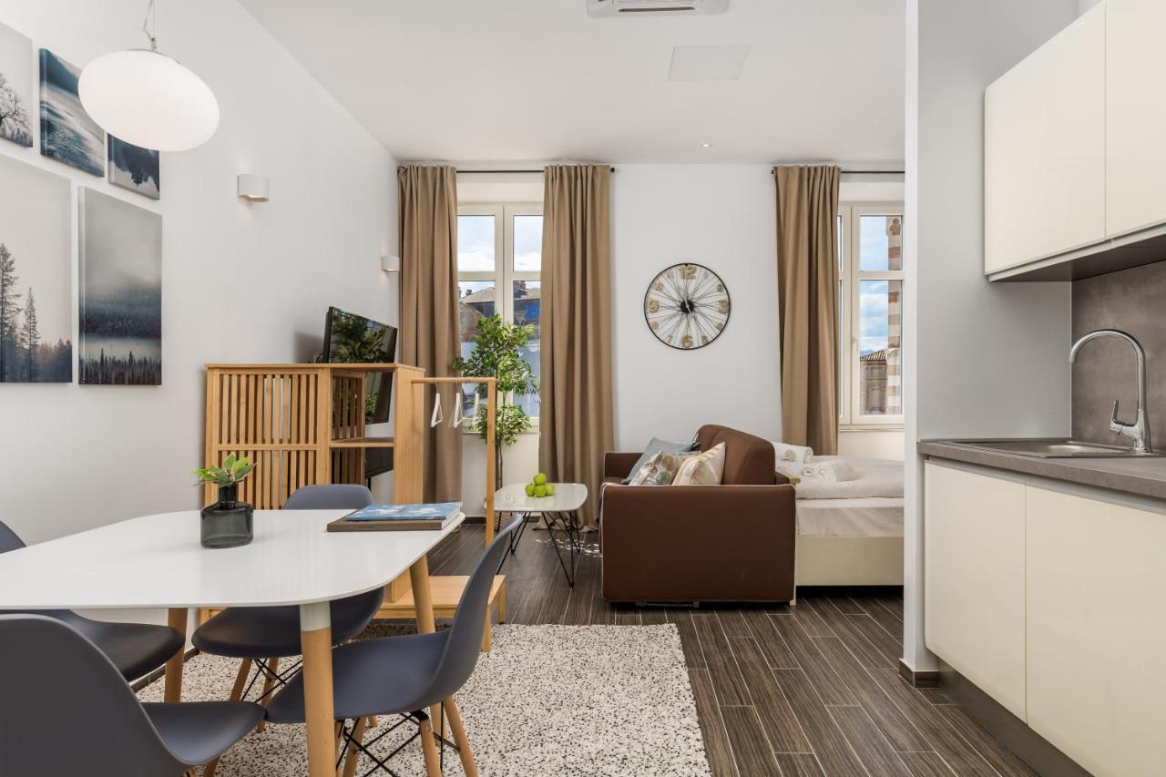 Apartments Harbour View Рийека Екстериор снимка